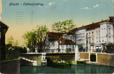 605573 Gezicht op de Catharijnebrug over de Stadsbuitengracht te Utrecht, uit het zuiden.